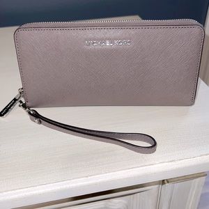 Excellent condition Michael Kors wristlet